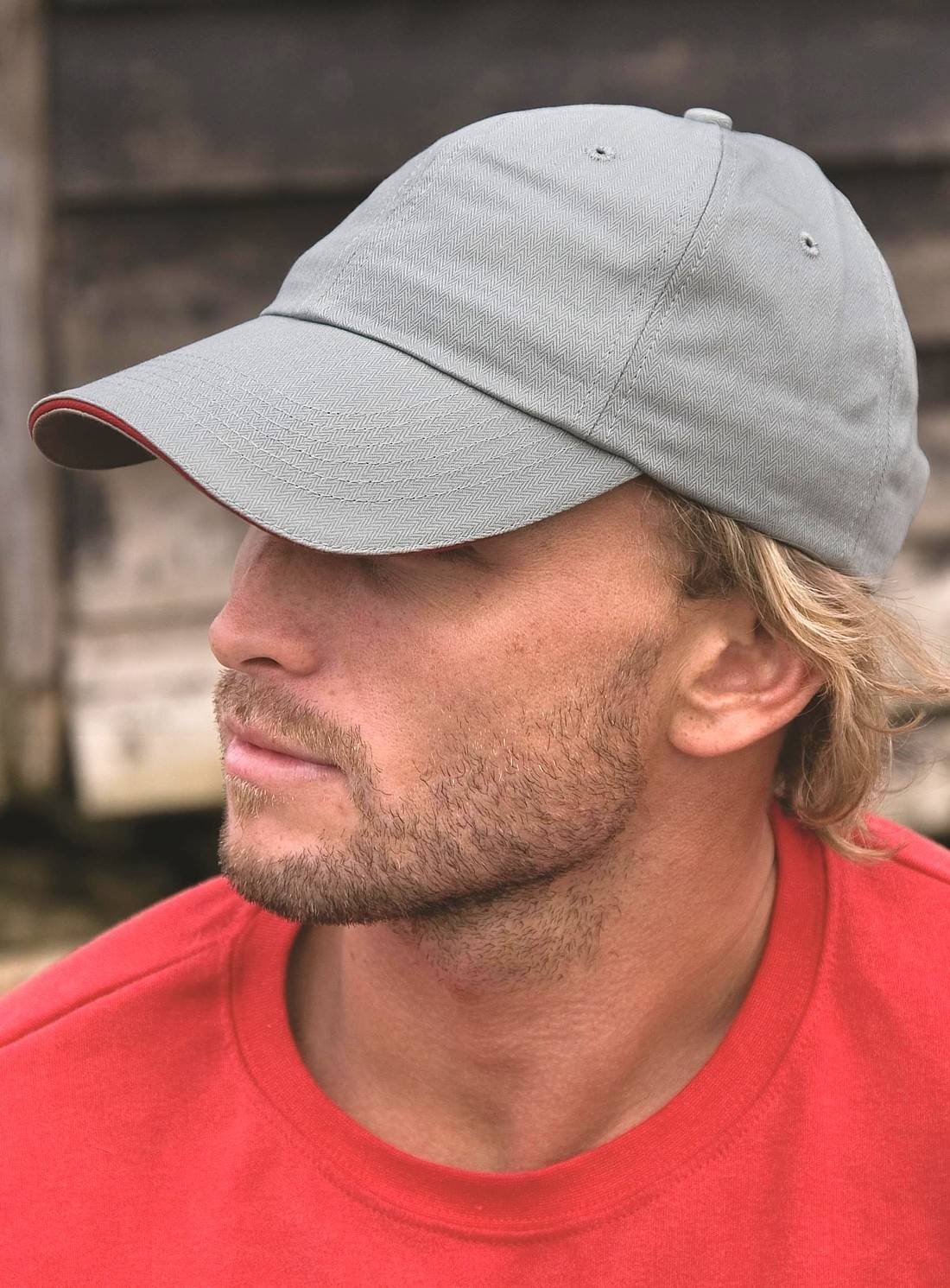 Czapka z zagiętym daszkiem