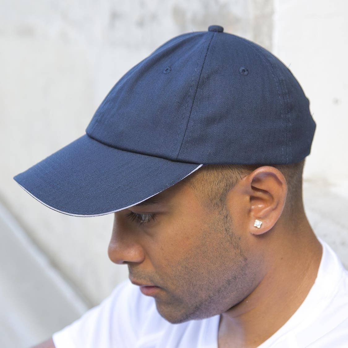 Czapka z zagiętym daszkiem