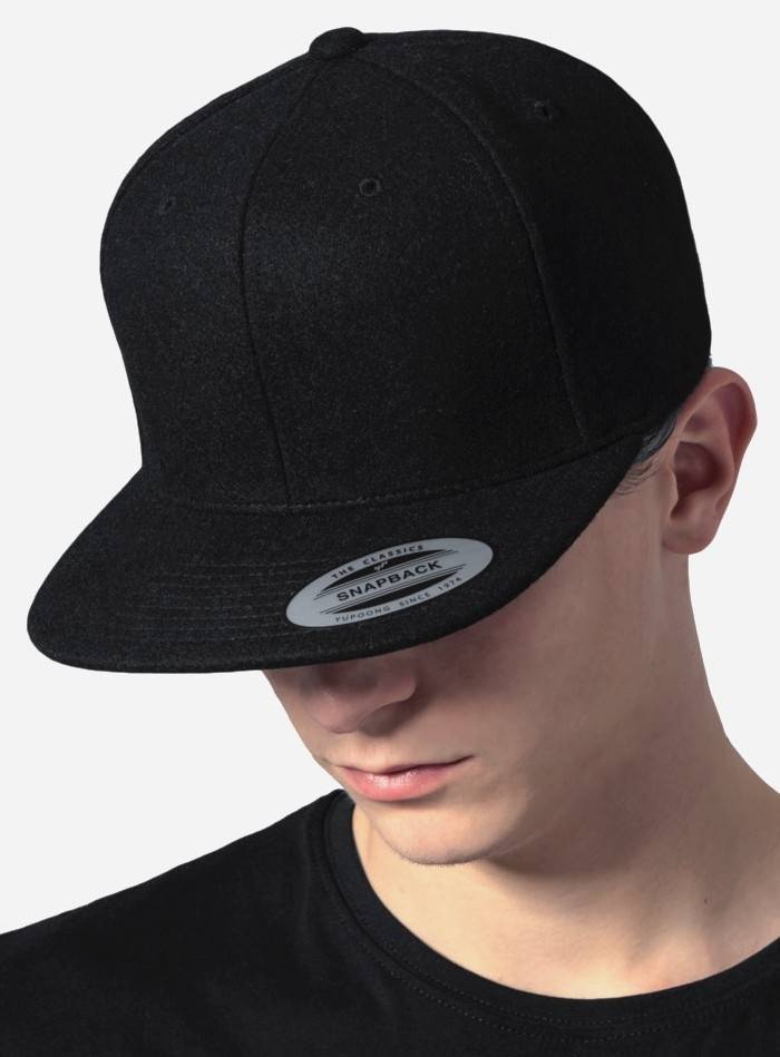 Czapka z zielonym spodem daszka o płaskim profilu