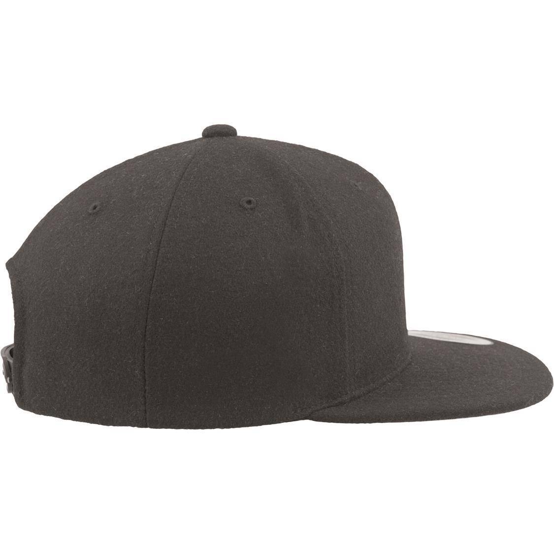 Czapka z zielonym spodem daszka o płaskim profilu