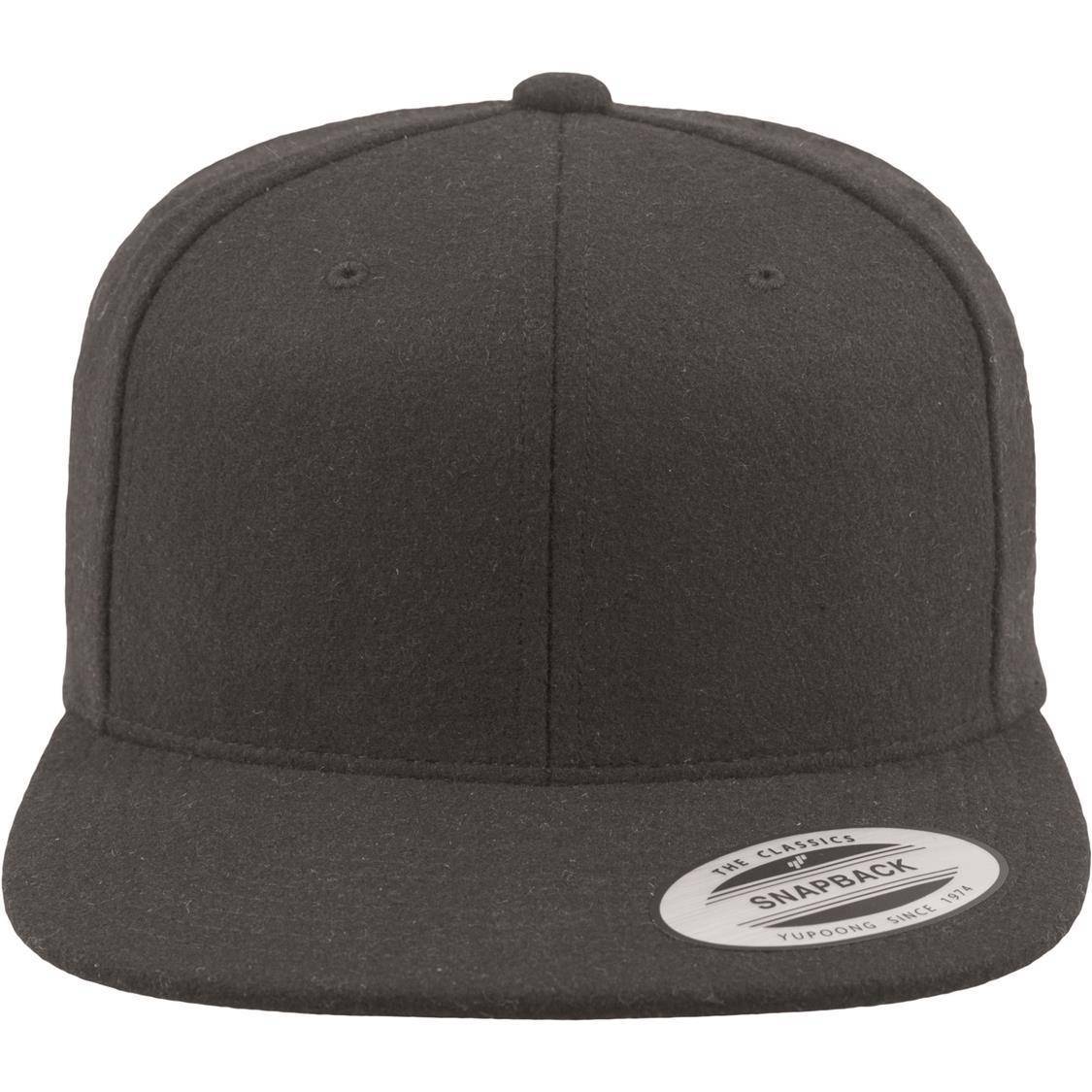 Czapka z zielonym spodem daszka o płaskim profilu