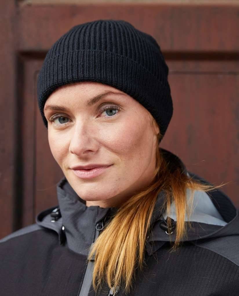 Czapka zimowa o klasycznym fasonie, materiał z recyklingu