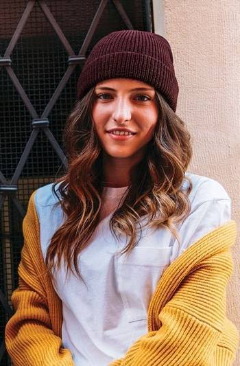 Czapka zimowa o prążkowanej strukturze z wywinięciem