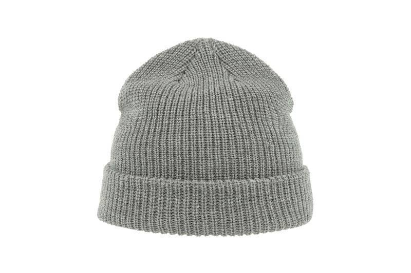 Czapka zimowa o prążkowanej strukturze z wywinięciem