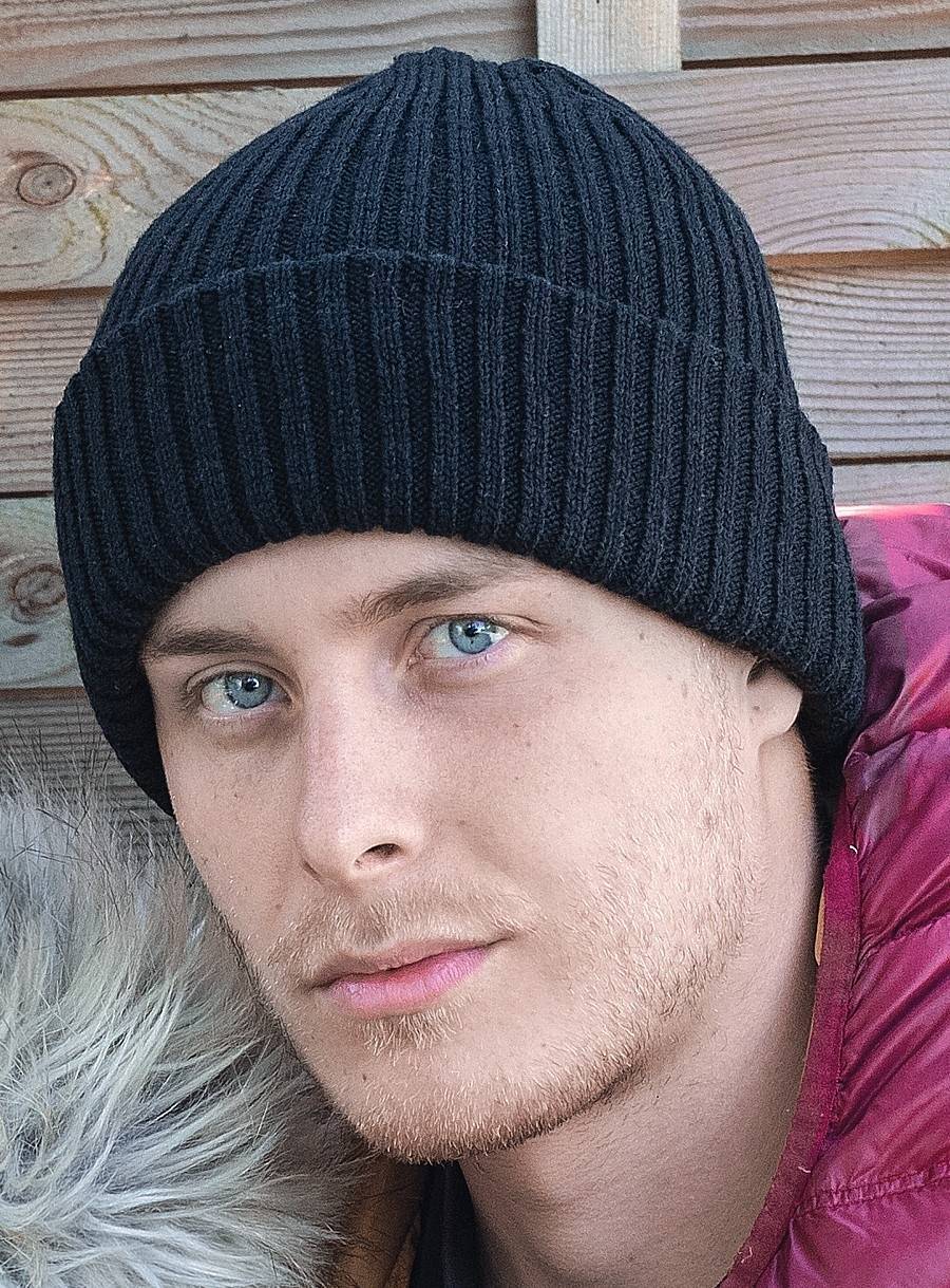 Czapka zimowa o szerokim splocie wytworzona w cyklu ekologicznym