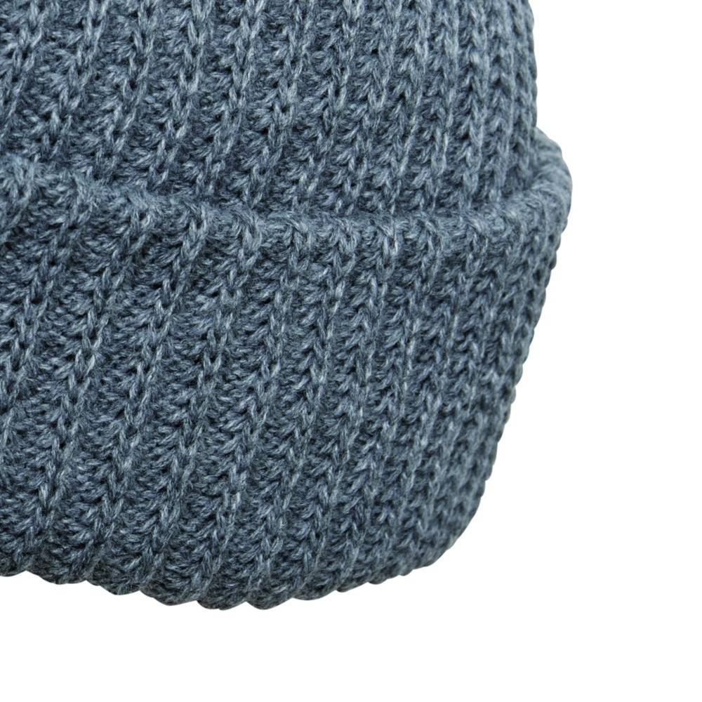 Czapka zimowa o wyrazistym prążkowanym splocie