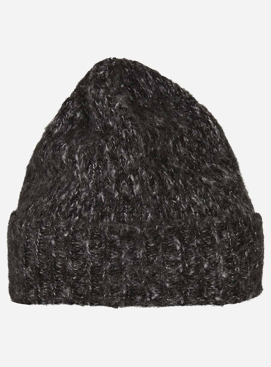 Czapka zimowa wykonana z miękkiego akrylu