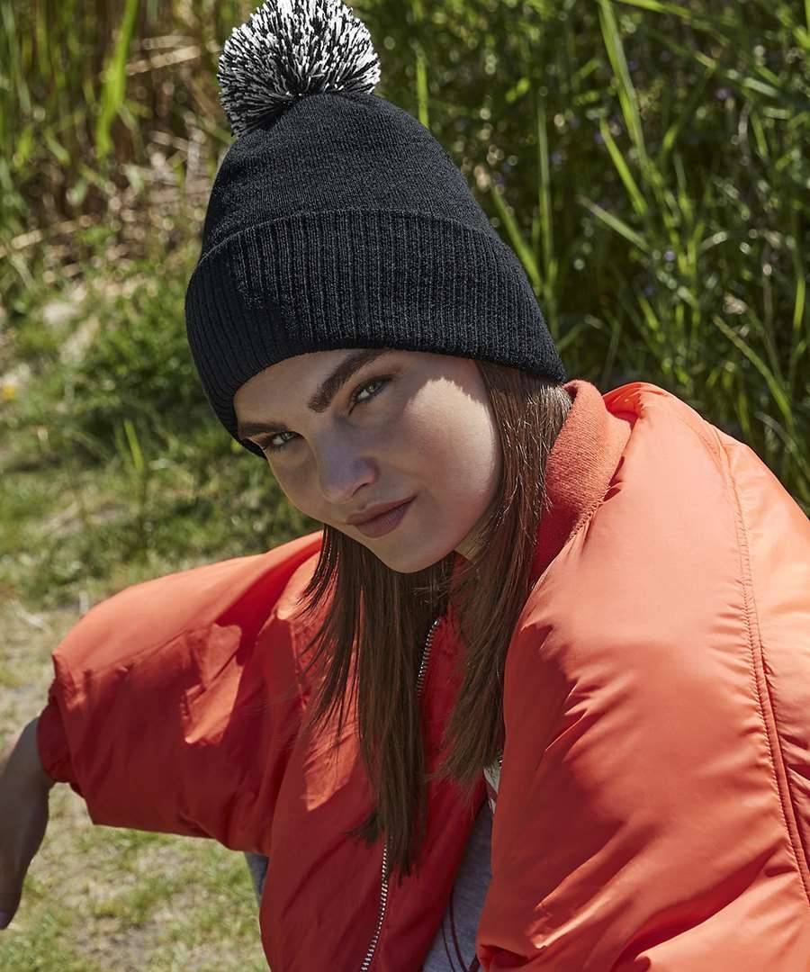 Czapka zimowa z dwukolorowym pomponem, materiał z recyklingu