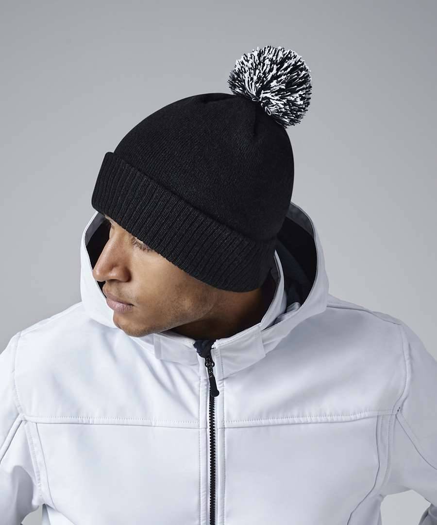 Czapka zimowa z dwukolorowym pomponem, materiał z recyklingu