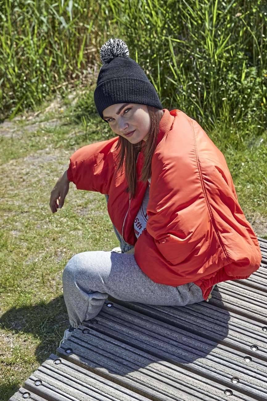 Czapka zimowa z dwukolorowym pomponem, materiał z recyklingu