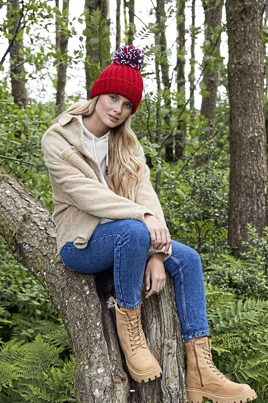 Czapka zimowa z kolorowym dużym pomponem i dodatkową podszewką