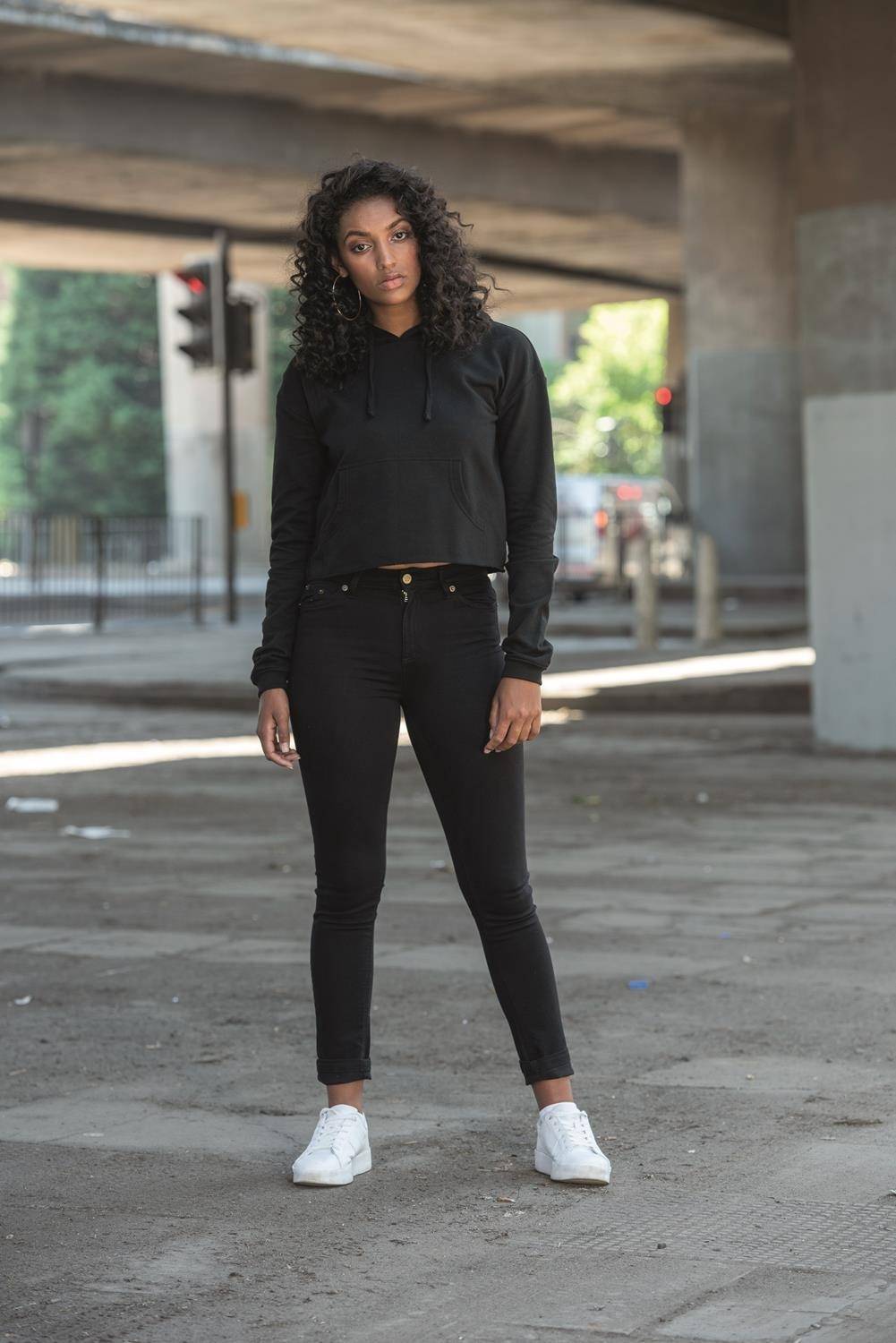 Damska bluza kangurek o krótkim fasonie