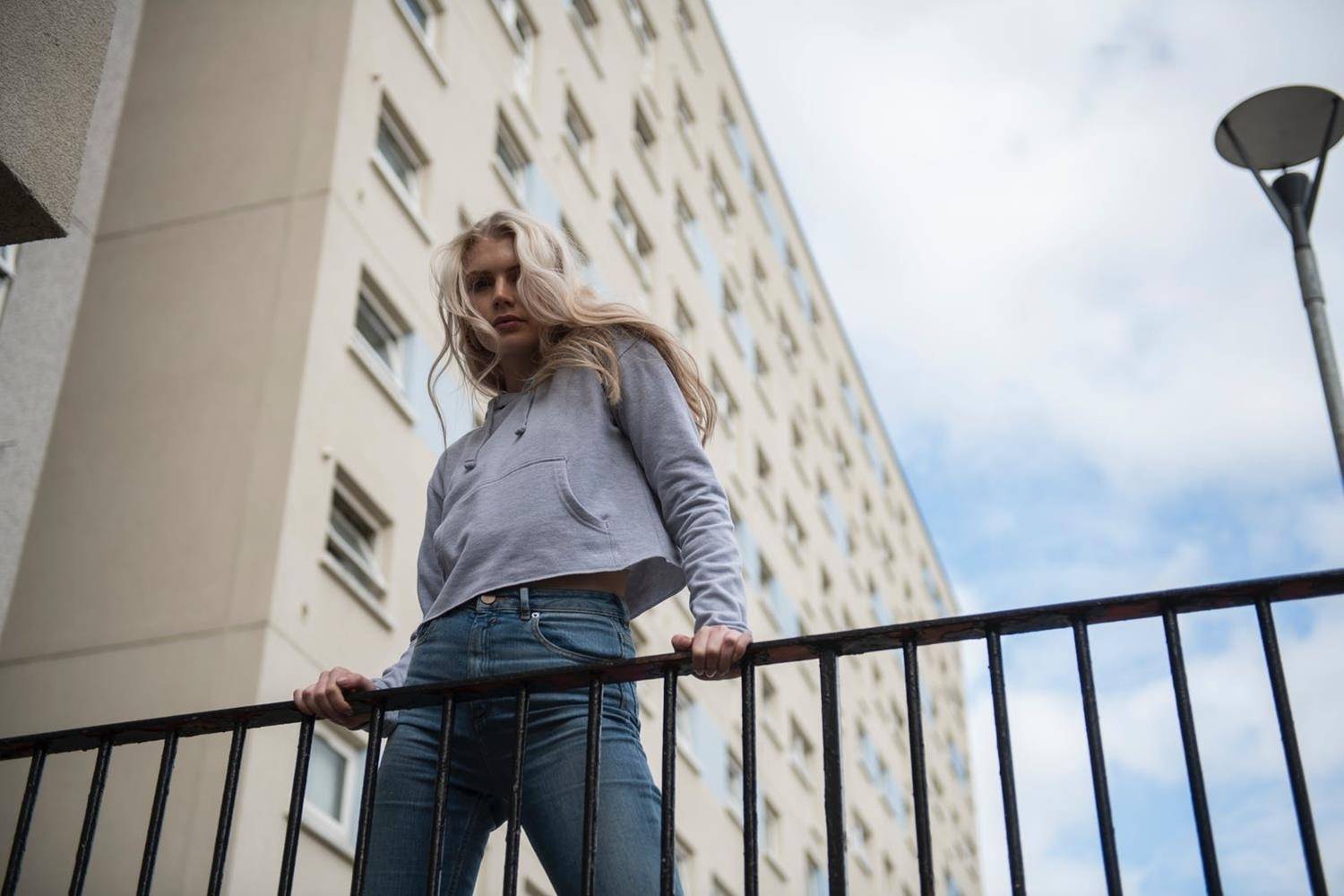 Damska bluza kangurek o krótkim fasonie