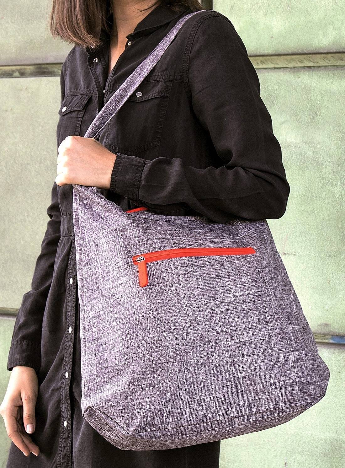 Damska torebka w kolorze melanżowym z kontrastowym zamkiem