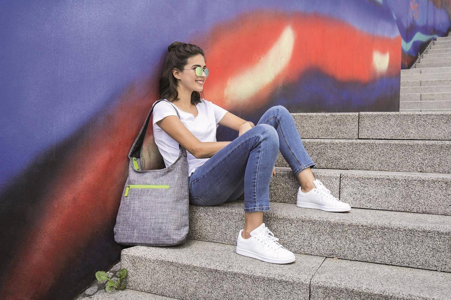 Damska torebka w kolorze melanżowym z kontrastowym zamkiem