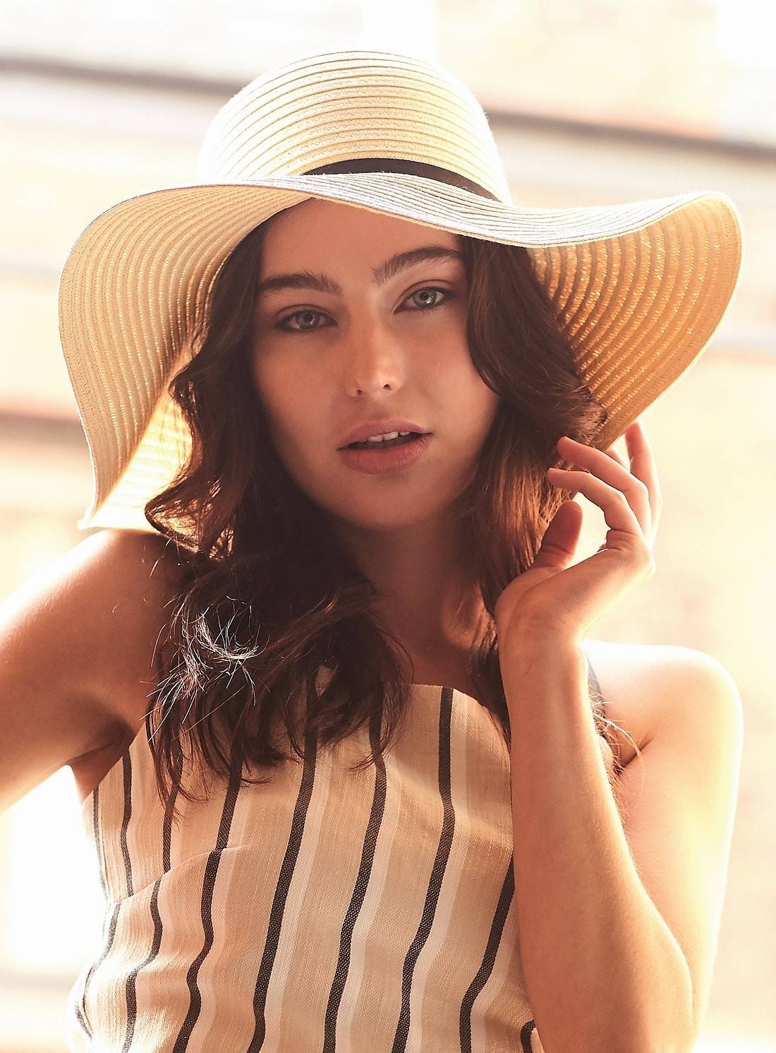 Damski kapelusz na lato z szerokim rondem