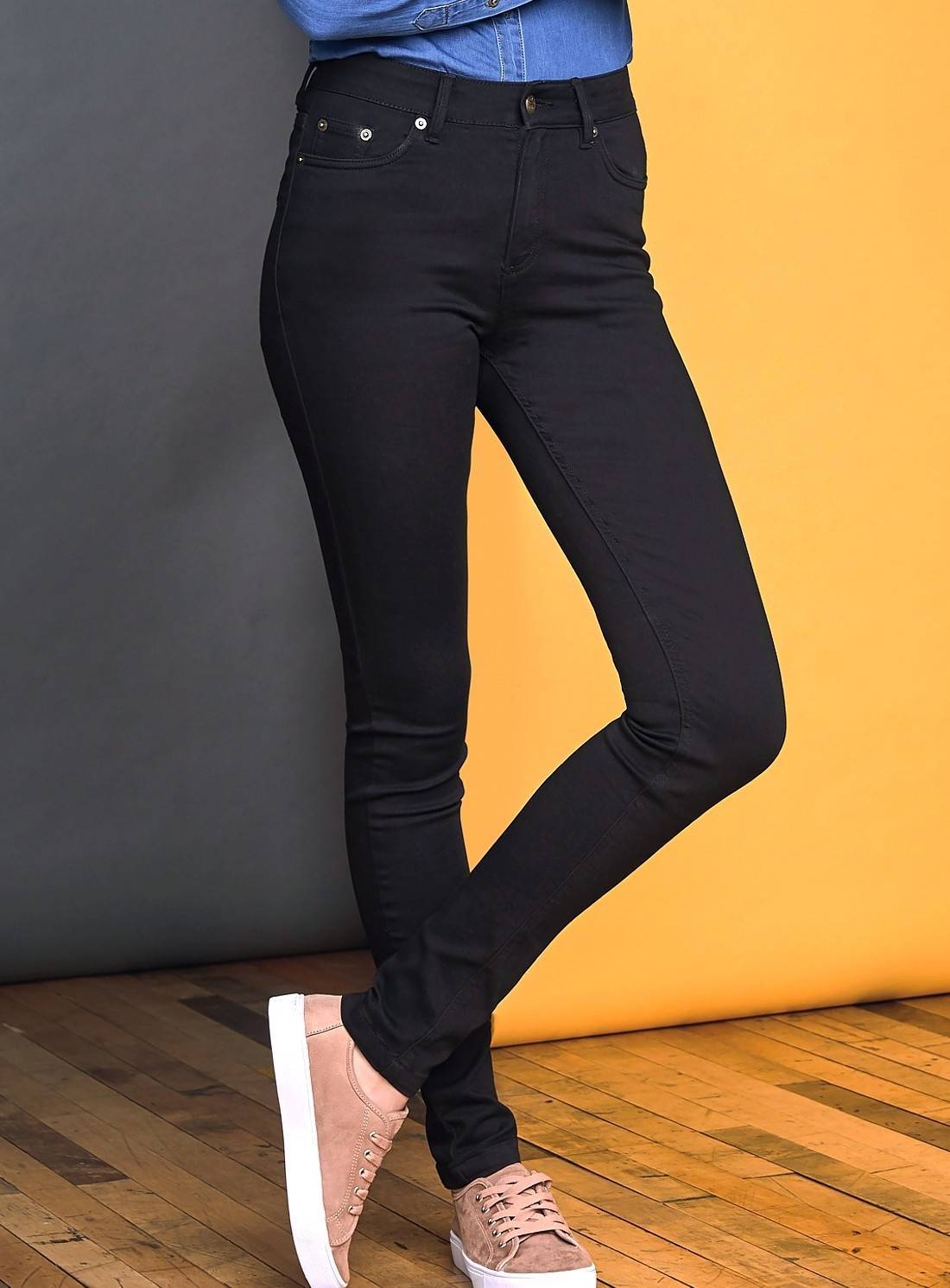 Damskie spodnie jeansowe Lara