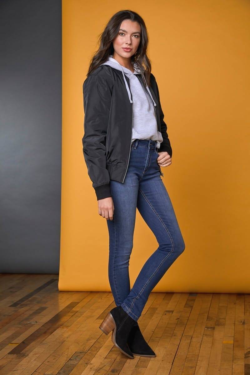 Damskie spodnie jeansowe Lara