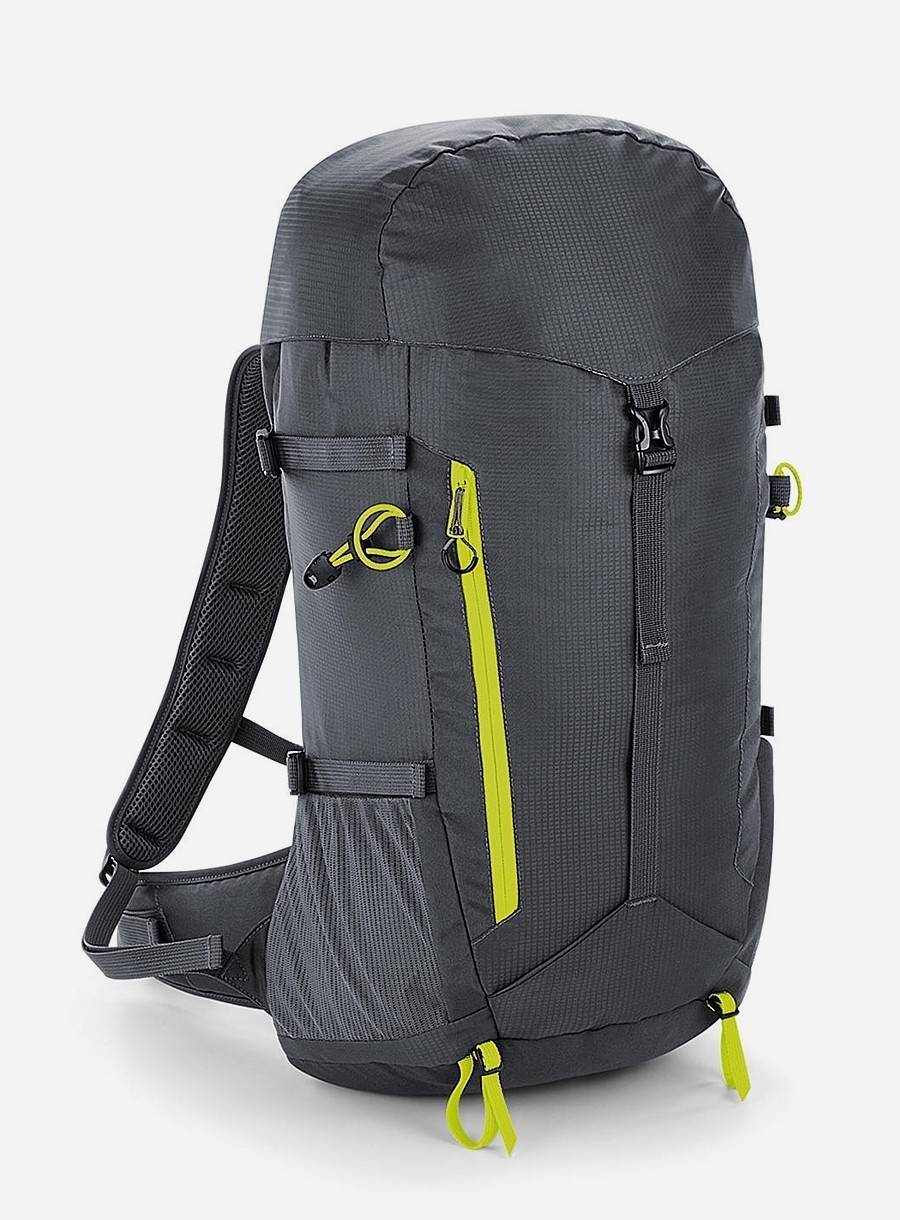 Duży trekingowy plecak z licznymi kieszeniami i uchwytami na kije