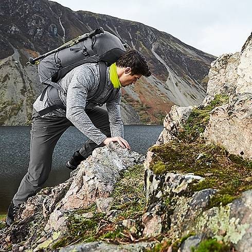 Duży trekingowy plecak z licznymi kieszeniami i uchwytami na kije