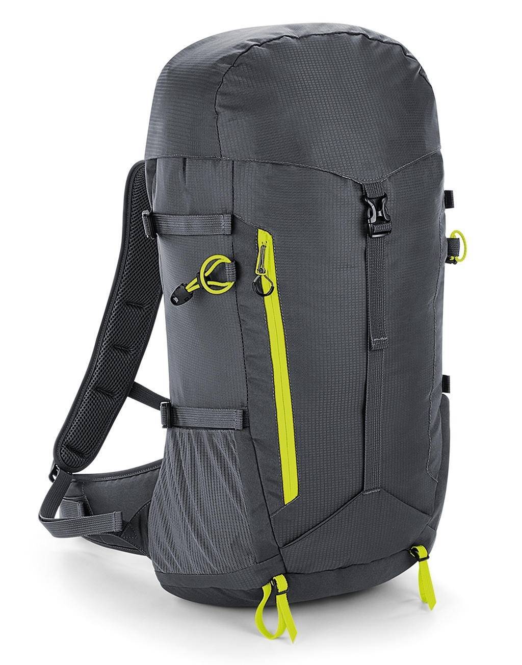 Duży trekingowy plecak z licznymi kieszeniami i uchwytami na kije