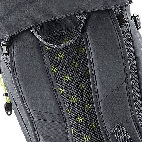 Duży trekingowy plecak z licznymi kieszeniami i uchwytami na kije