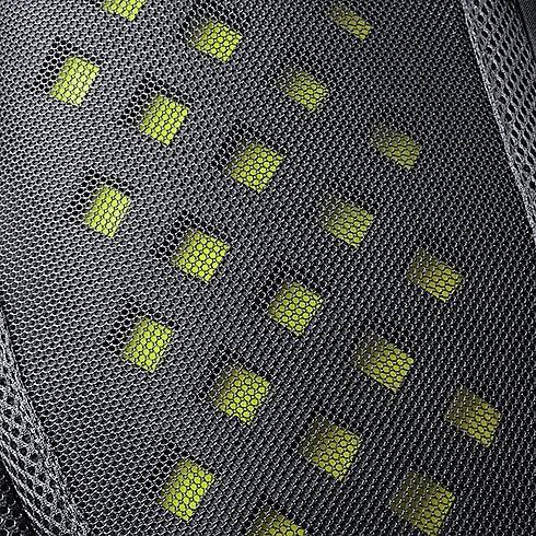 Duży trekingowy plecak z licznymi kieszeniami i uchwytami na kije