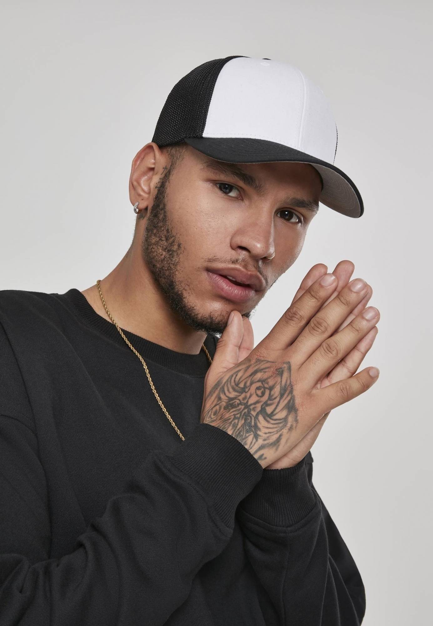 Dwukolorowa czapka z daszkiem o elastycznym dopasowaniu