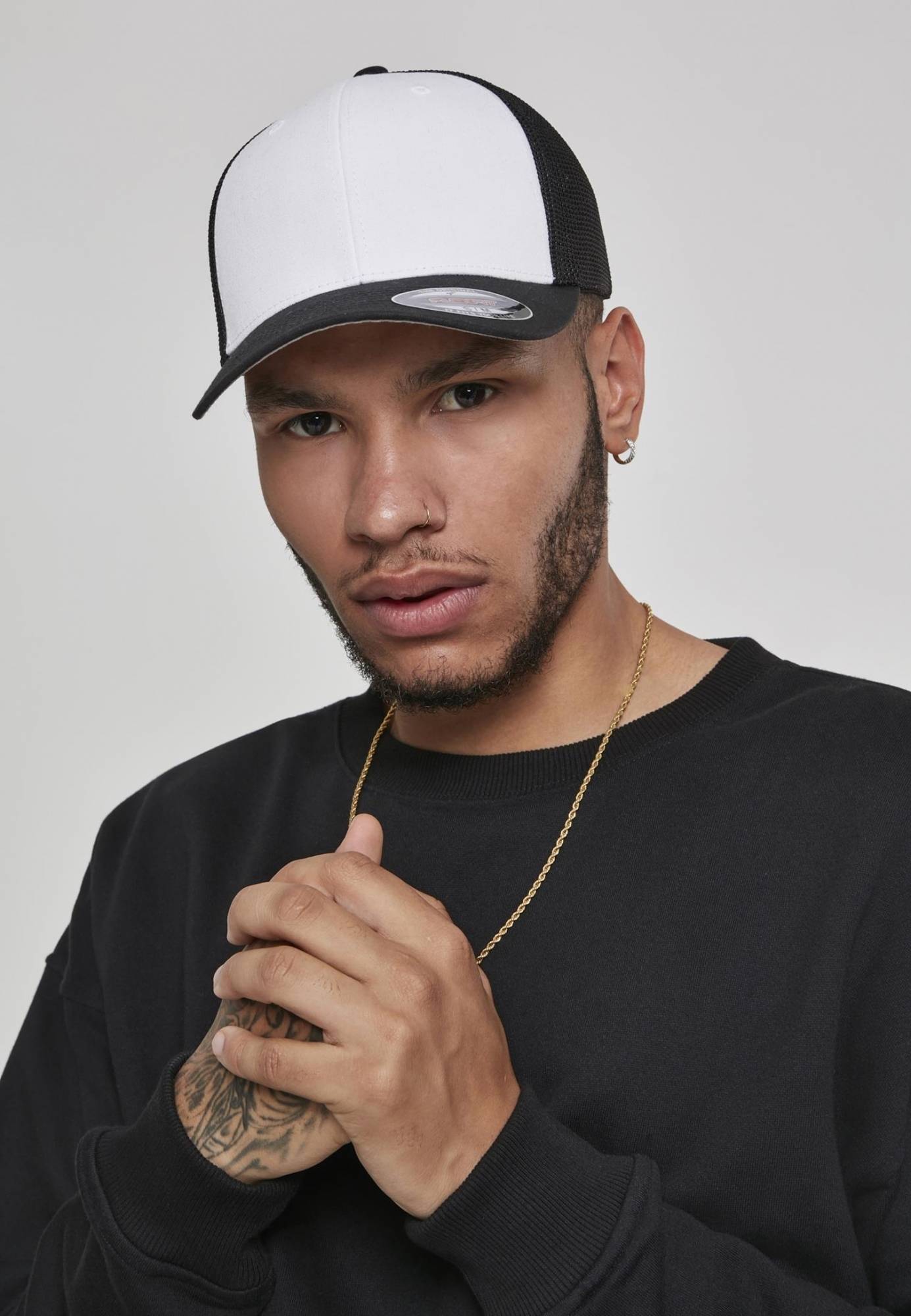 Dwukolorowa czapka z daszkiem o elastycznym dopasowaniu