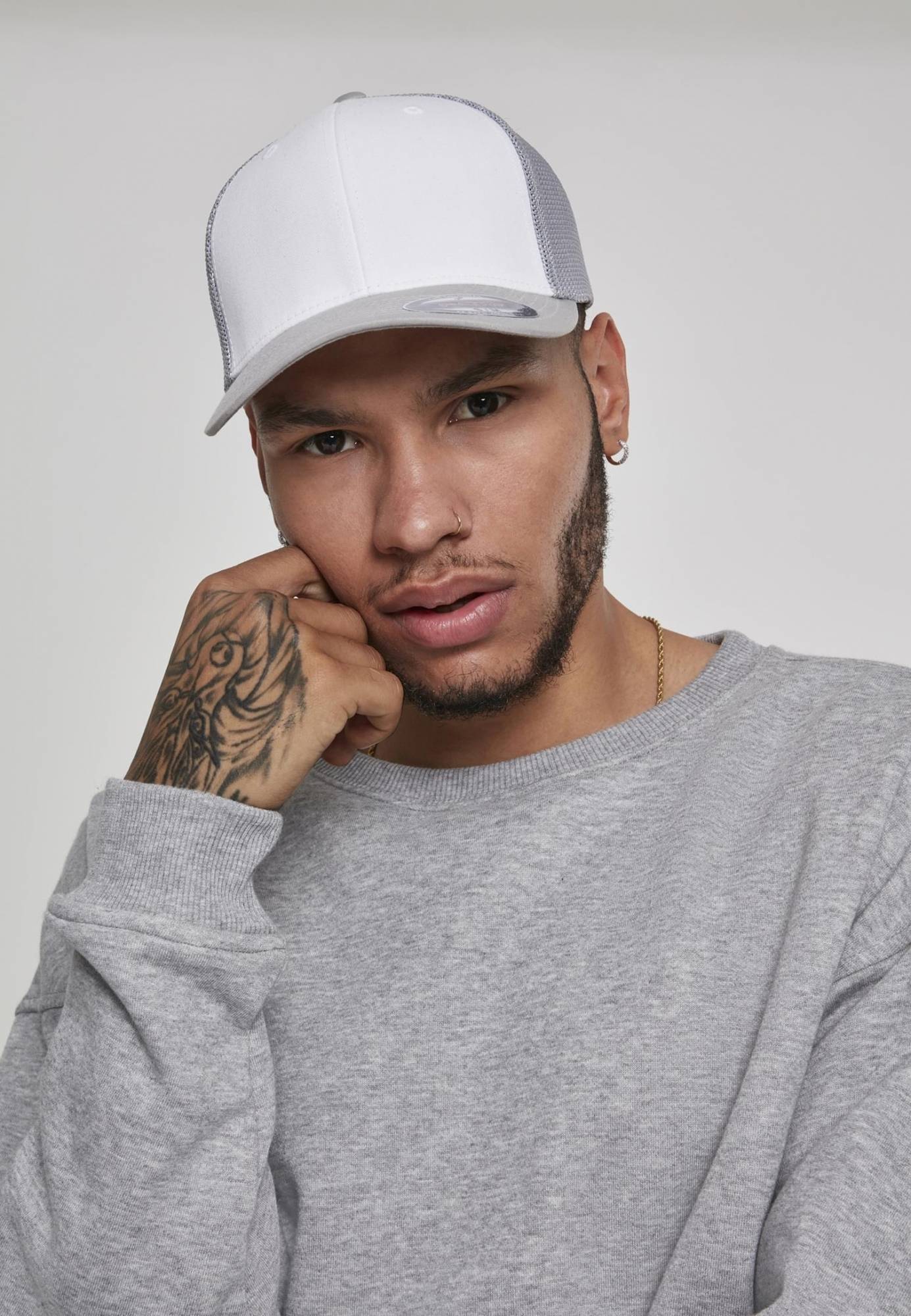 Dwukolorowa czapka z daszkiem o elastycznym dopasowaniu