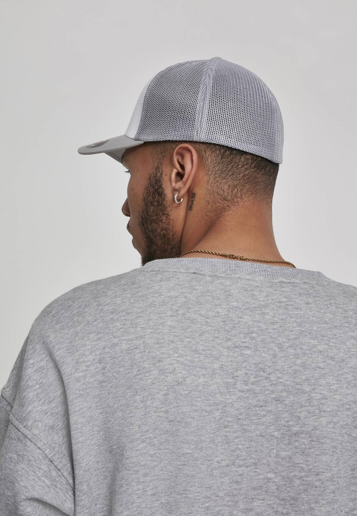 Dwukolorowa czapka z daszkiem o elastycznym dopasowaniu