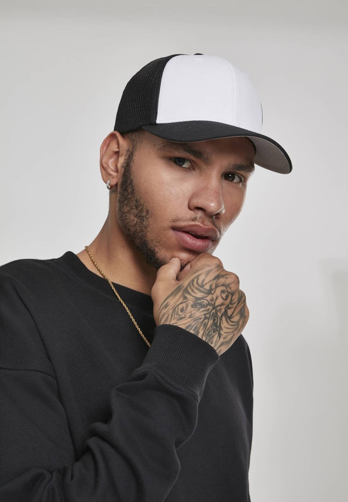 Dwukolorowa czapka z daszkiem o elastycznym dopasowaniu