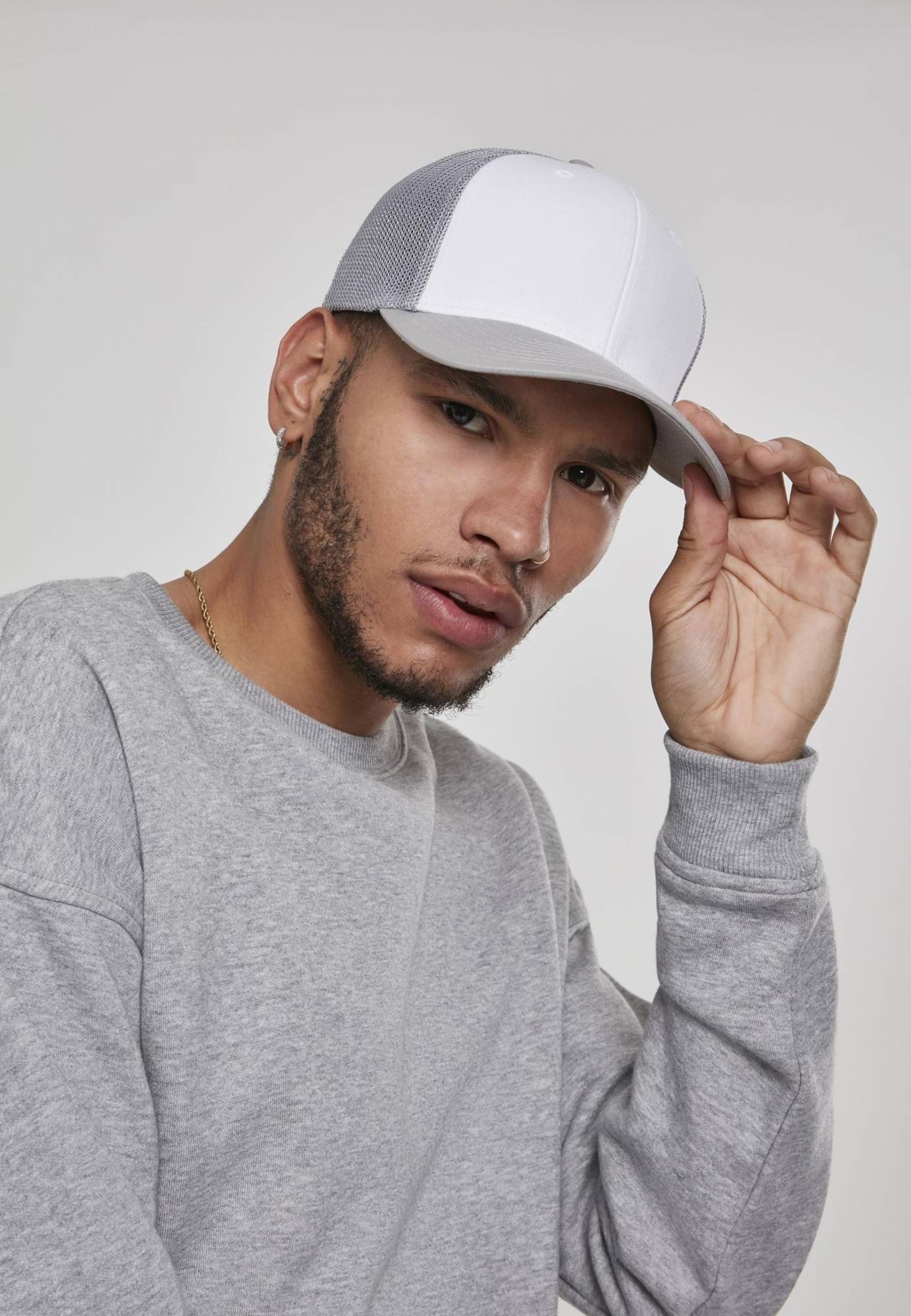 Dwukolorowa czapka z daszkiem o elastycznym dopasowaniu