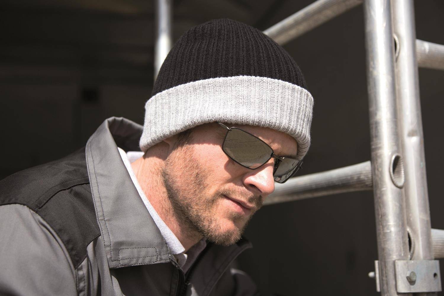 Dwukolorowa czapka zimowa z kontrastowym wywinięciem