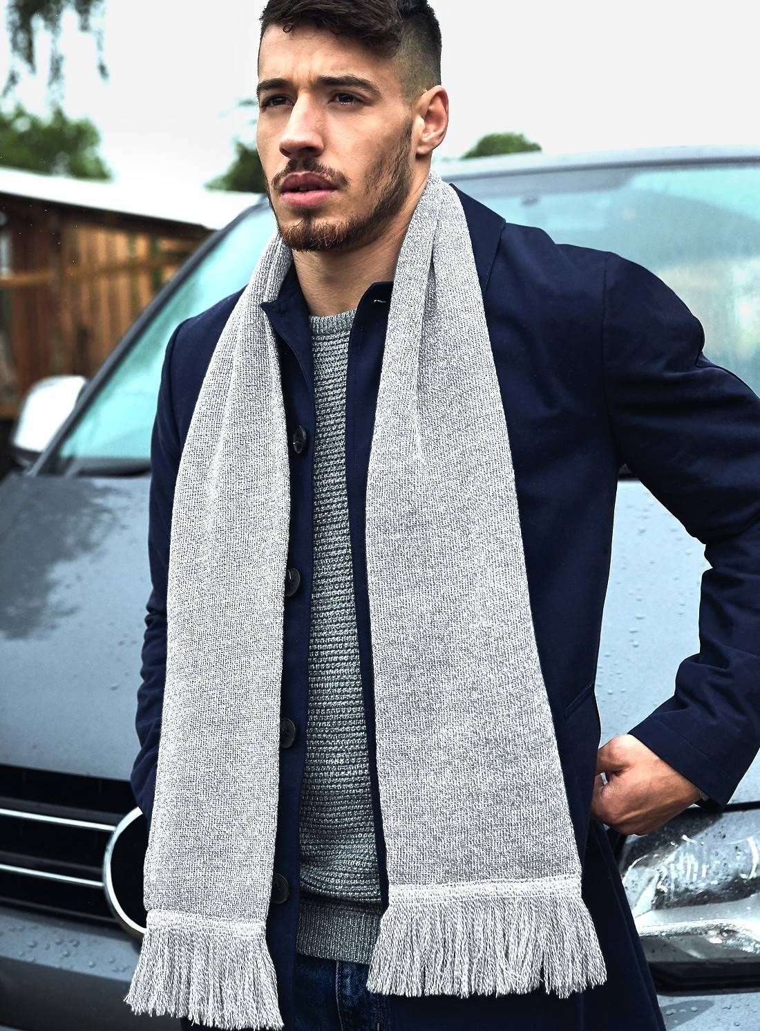 Dwuwarstwowy szal zakończony frędzlami