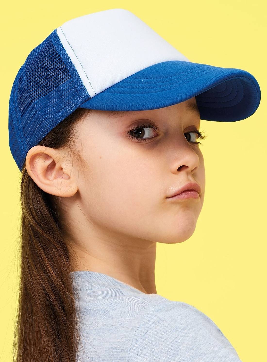 Dziecięca czapka z daszkiem typu Trucker z panelami z siatki