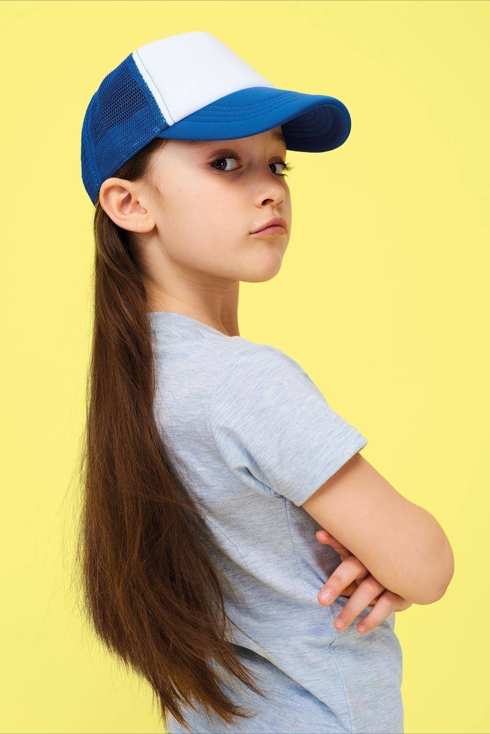 Dziecięca czapka z daszkiem typu Trucker z panelami z siatki