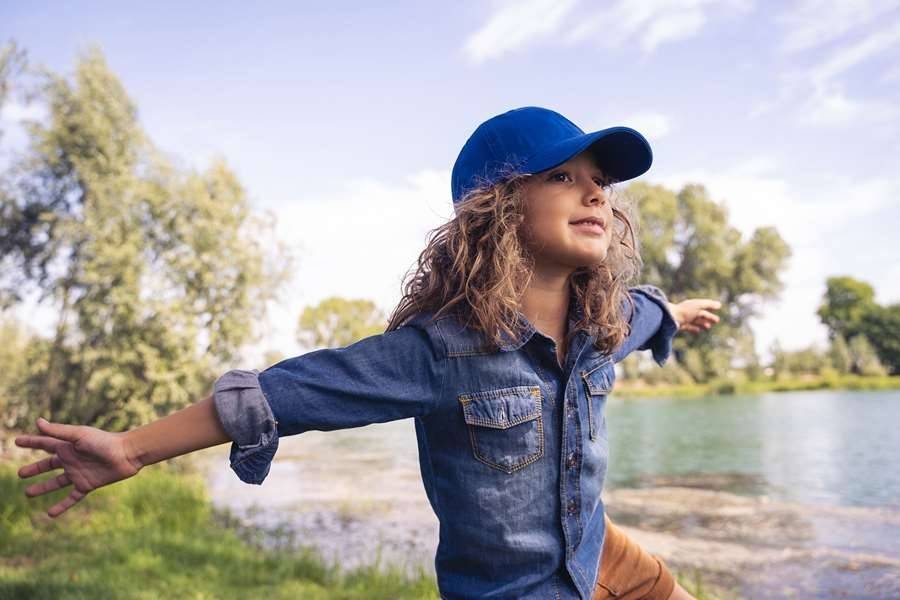 Dziecięca czapka z daszkiem uszyta z bawełny organicznej, regulowana rzepem