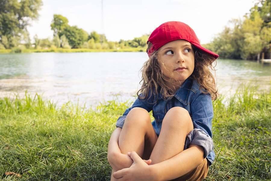 Dziecięca czapka z daszkiem uszyta z bawełny organicznej, regulowana rzepem