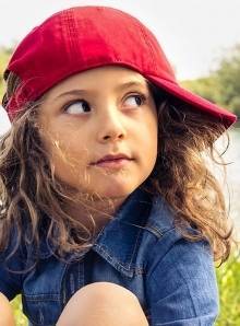Dziecięca czapka z daszkiem uszyta z bawełny organicznej, regulowana rzepem