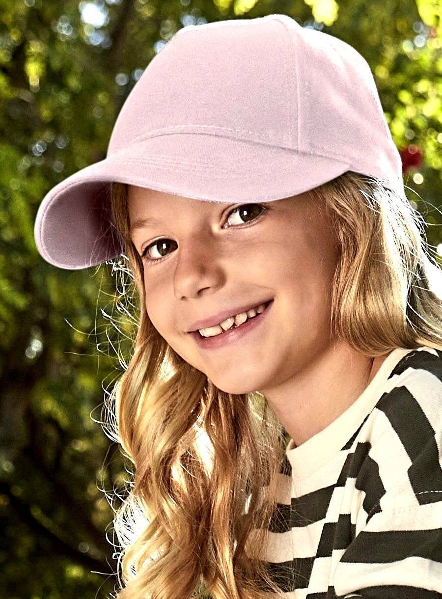 Dziecięca czapka z daszkiem uszyta z bawełny organicznej