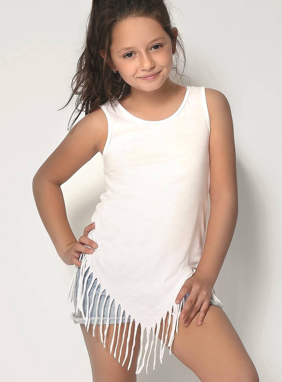 Dziewczęca koszulka na ramiączkach z modnymi frędzlami u dołu