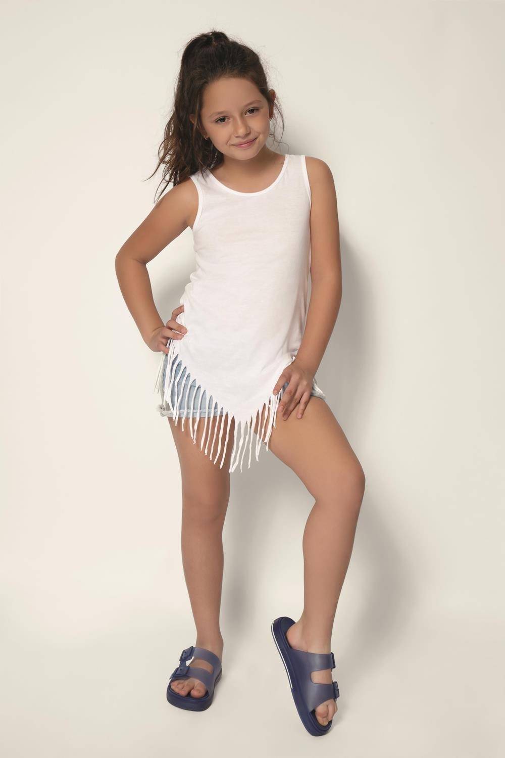 Dziewczęca koszulka na ramiączkach z modnymi frędzlami u dołu