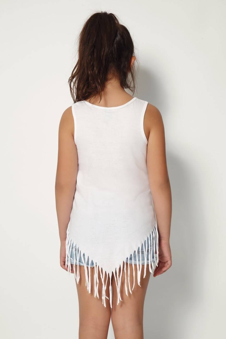 Dziewczęca koszulka na ramiączkach z modnymi frędzlami u dołu