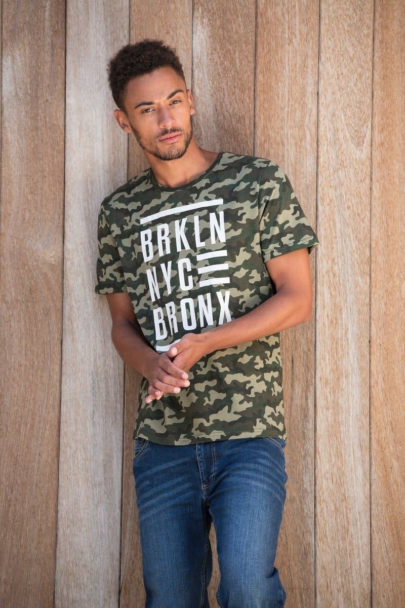 Efektowna koszulka t-shirt ubarwiona wzorem Camo-Moro