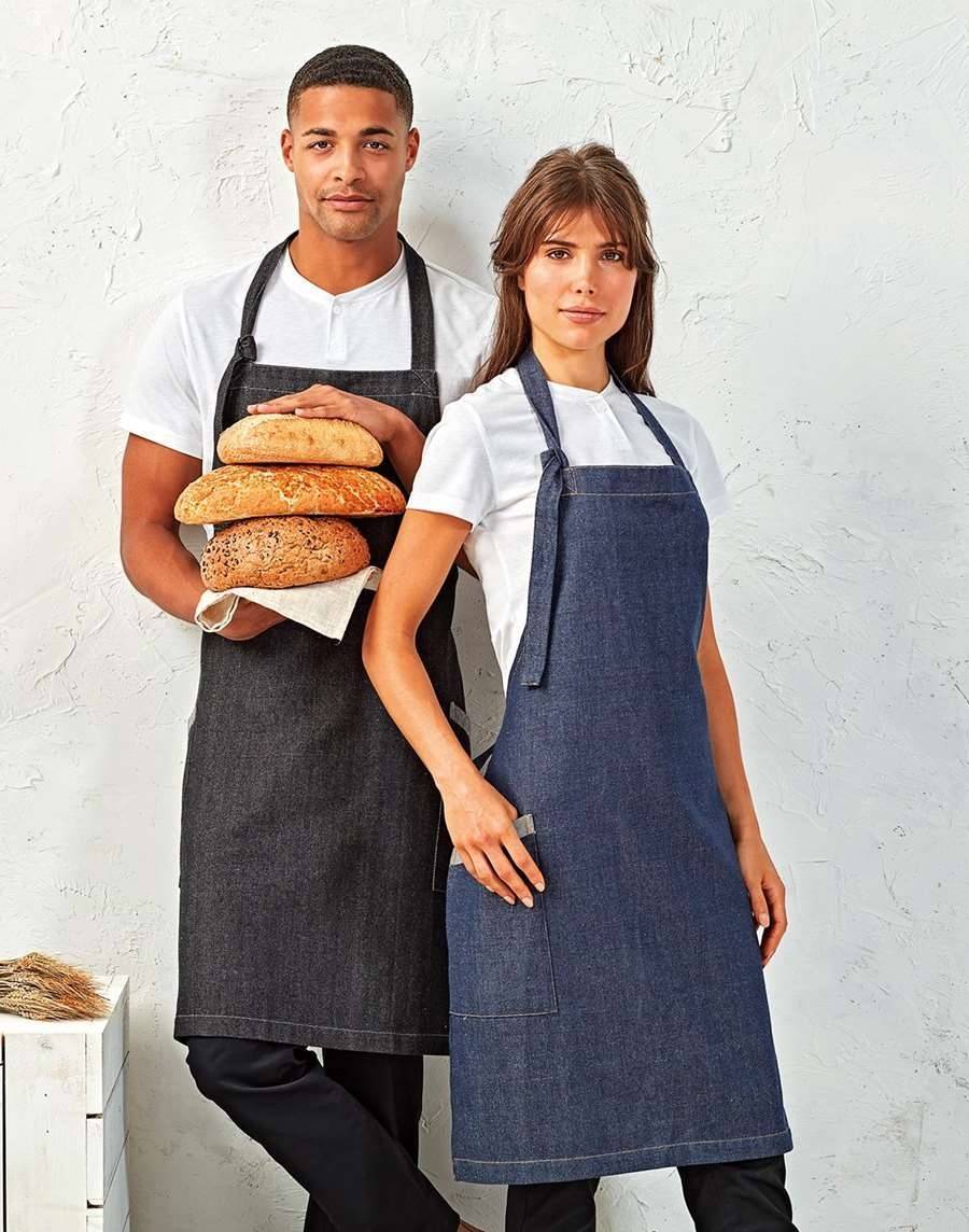 Ekologiczny fartuch jeansowy ze skośnymi kieszeniami i kontrastowymi szwami