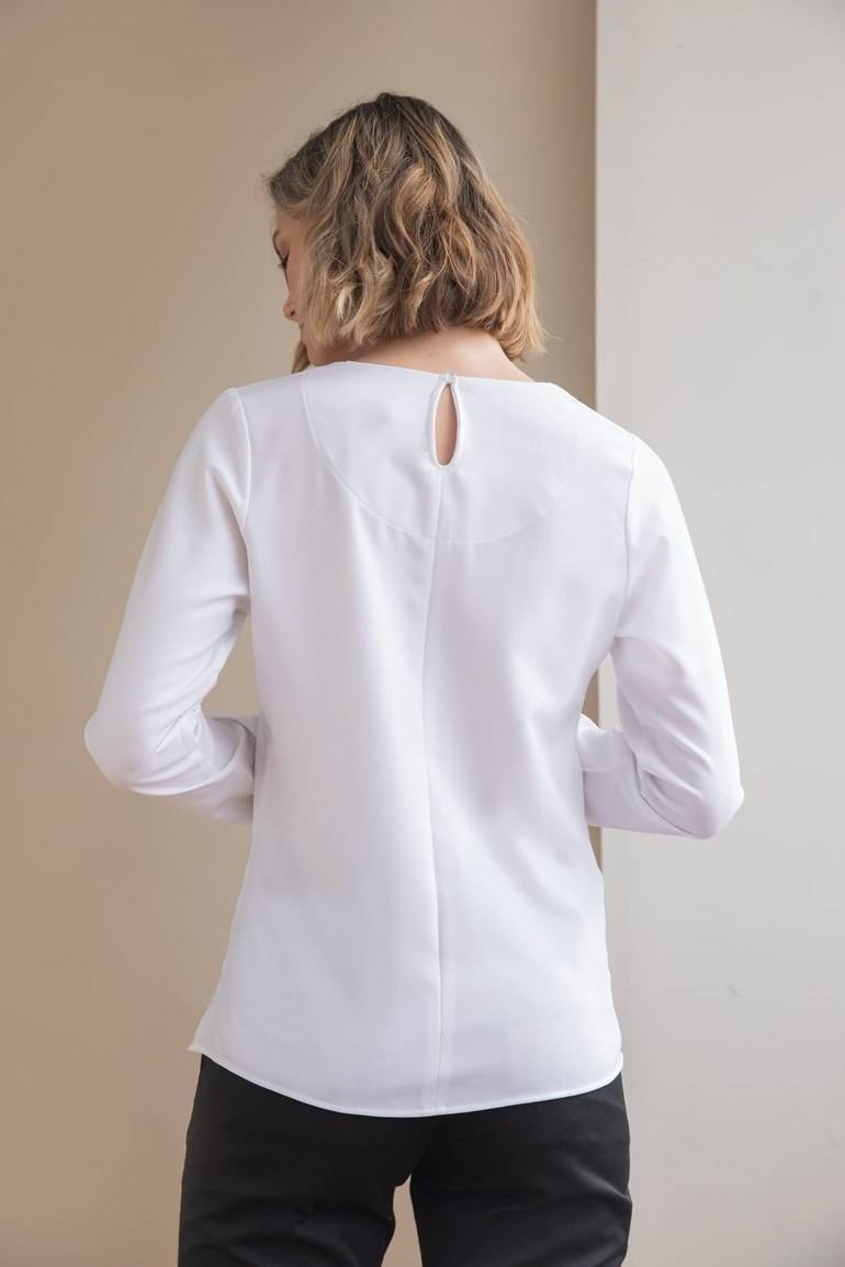 Elegancka bluzka damska z plisowanym przodem i zaokrąglonym dołem