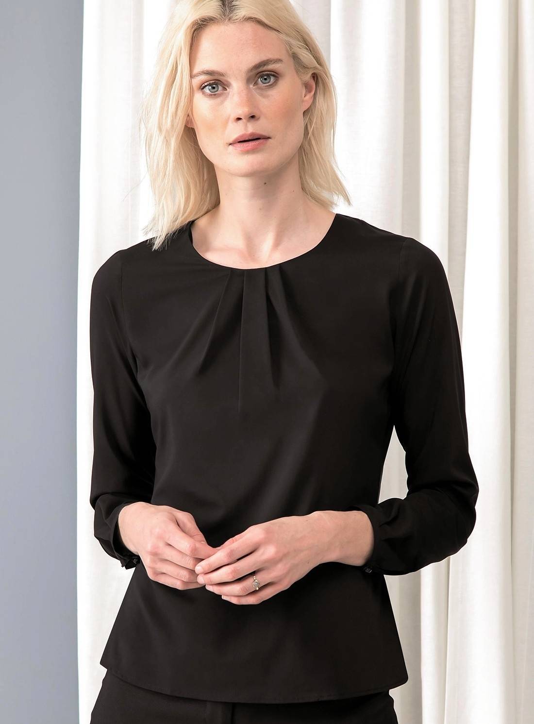 Elegancka bluzka damska z plisowanym przodem i zaokrąglonym dołem