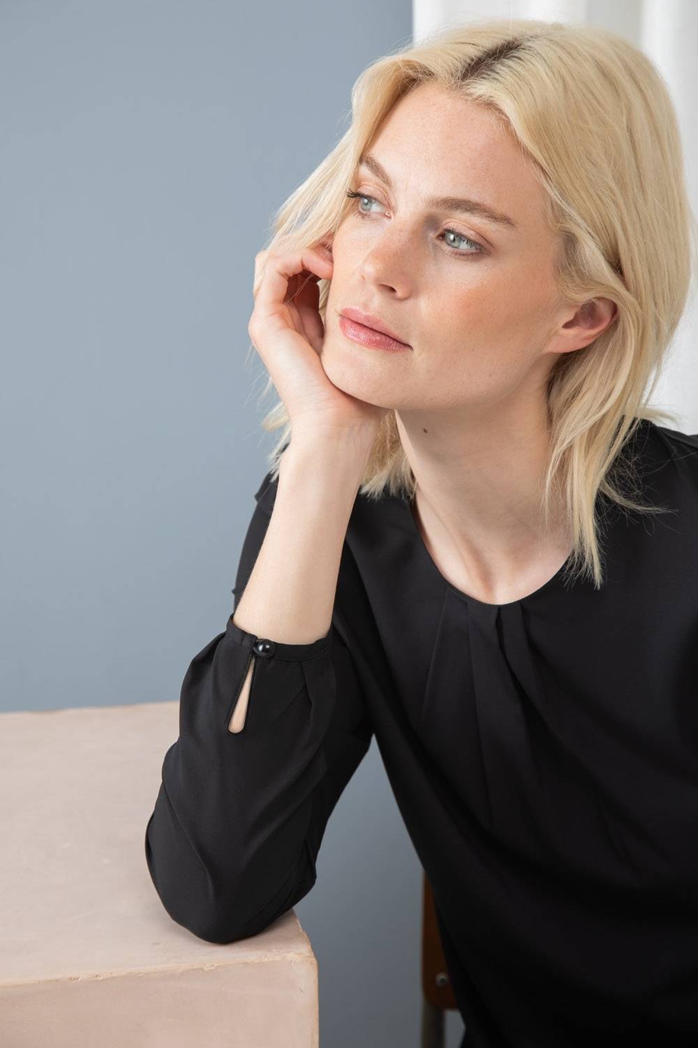 Elegancka bluzka damska z plisowanym przodem i zaokrąglonym dołem