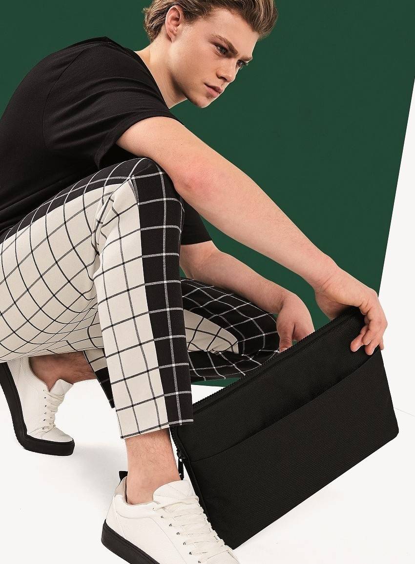 Etui na laptopa z dodatkową kieszenią boczną